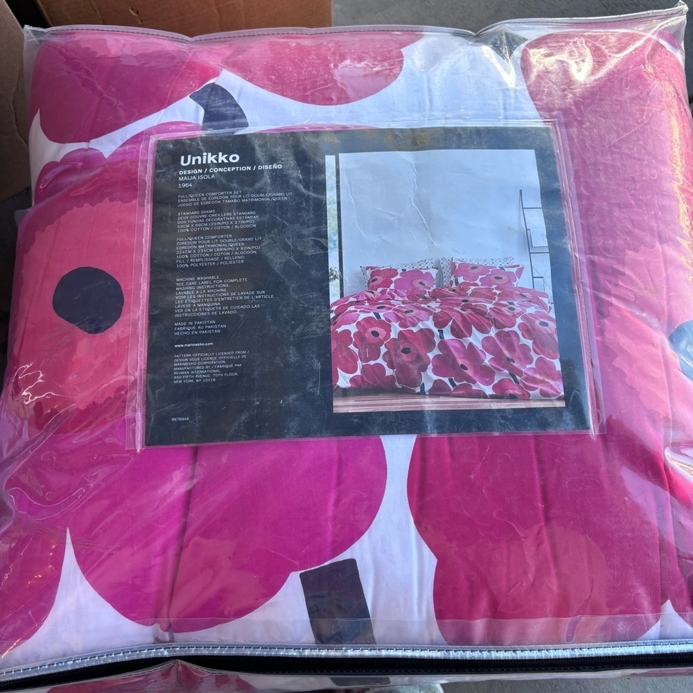 Marimekko Unikko Red Comforter Set - Full - Queen
Cotton, Percale Cotton - Picture 12 of 12